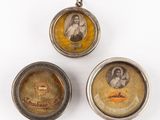 trois petits cadenas argentés sur lesquels sont gravés les portraits d'une femme et d'un homme