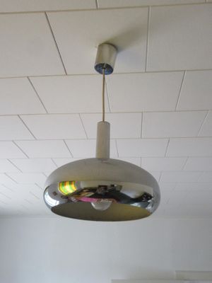une lampe suspendue au plafond de la pièce