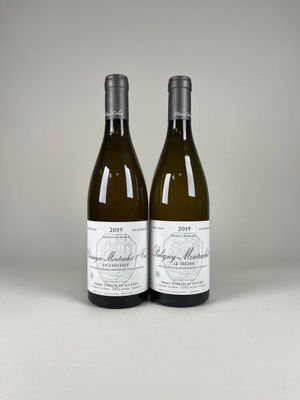 deux bouteilles de vin blanc posées sur une table