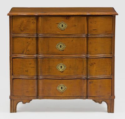 une commode en bois avec des ferrures en laiton sur les tiroirs
