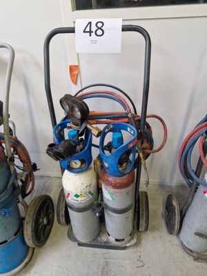 de nombreux types de bouteilles de gaz propane sur un chariot