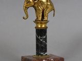 statue d'un éléphant sur un piédestal avec un socle en marbre