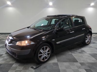 la photo d'une voiture noire garée sur un sol en damier