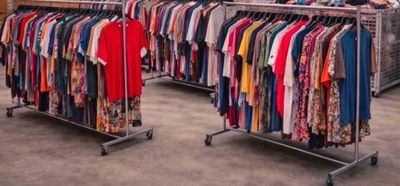 deux portants de vêtements exposés dans un magasin