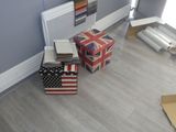 trois cartons posés par terre à côté d'un radiateur