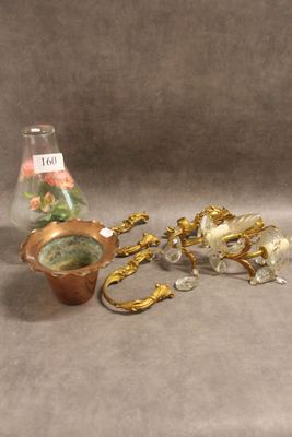 un grand nombre d'objets posés sur une table