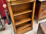 une étagère en bois surmontée d'un miroir