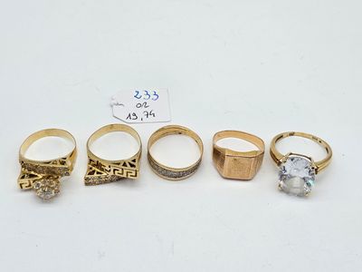 cinq bagues différentes et une bague sertie d'un diamant