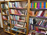 de nombreux livres sur les étagères de cette pièce