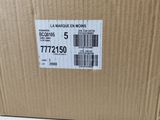 le dos d'un carton sur lequel est collée une étiquette