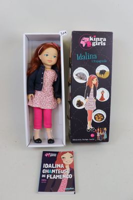 une poupée Barbie dans une boîte, accompagnée d'instructions pour lui donner l'apparence d'une poupée