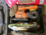 une boîte d'outils posée sur le sol
