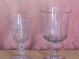 deux verres à vin posés l'un à côté de l'autre sur une table