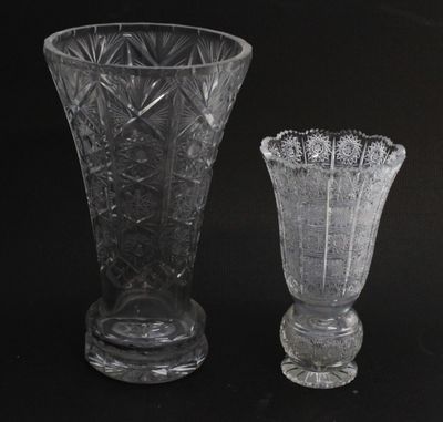 Deux vases en cristal à décor rayonnant H.