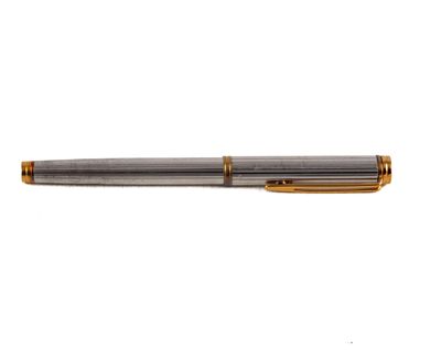 une image représentant un stylo posé sur une surface blanche