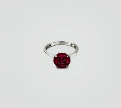 Bague ronde en or blanc750°/.(18K), sertie de 5 rubis taille…