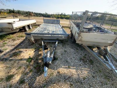 deux remorques garées sur la terre battue