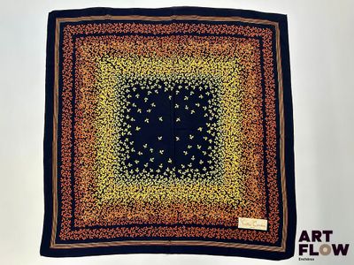 une photo d'une écharpe carrée noire et jaune ornée de fleurs jaunes