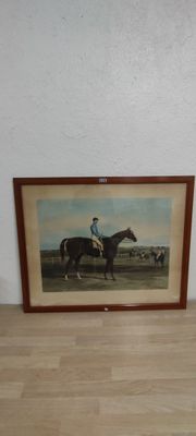 une photo d'un homme à cheval dans une pièce