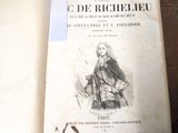 un livre ouvert sur lequel figure le dessin d'un homme