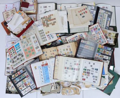 beaucoup de timbres posés sur une table où se trouvent de nombreux livres