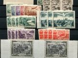 une collection de timbres provenant de différents pays, posée sur une table