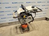 un gros plan d'une machine posée sur un socle dans une pièce