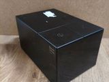 une boîte noire sur laquelle figure un logo Apple blanc