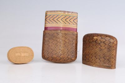 trois types différents de boîtes en bambou et une pièce de monnaie posée sur une surface blanche
