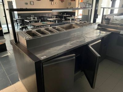 un comptoir équipé de plusieurs éviers dans un restaurant