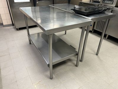 une table en acier inoxydable au milieu d'une cuisine