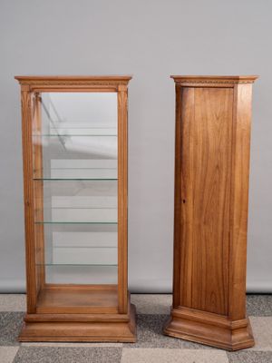 paire de vitrines anciennes en bois avec des étagères en verre