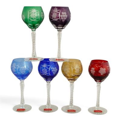 plusieurs verres à vin de différentes couleurs empilés les uns sur les autres