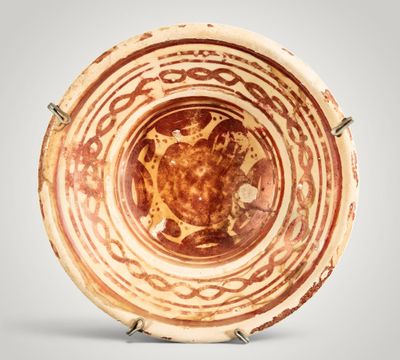 une image représentant un bol marron et blanc orné de motifs