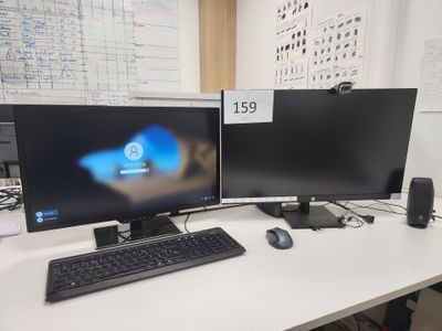 deux écrans d'ordinateur posés sur un bureau avec un clavier et une souris