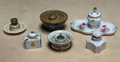 une petite collection d'objets en porcelaine posés sur une table