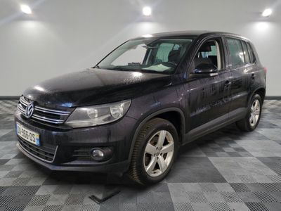 La Volkswagen Tiguan noire est garée dans une grande pièce.