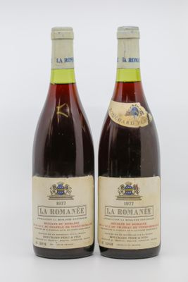deux bouteilles de vin posées l'une à côté de l'autre sur une surface blanche