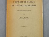 un livre jaune avec une étiquette bleue, posé sur une table