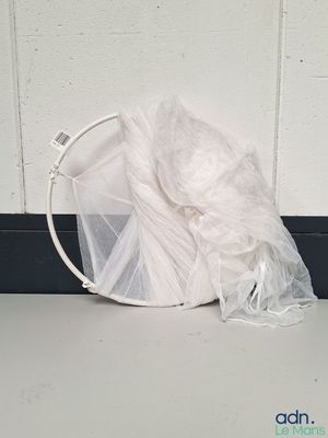 un sac en plastique posé par terre près d'un mur