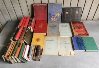 un grand nombre de livres posés sur une table