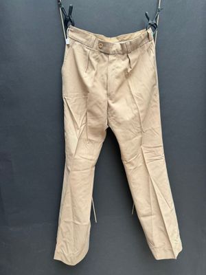 une photo d'un pantalon suspendu à une corde à linge
