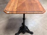 une table en bois avec un piètement en métal et un plateau en bois