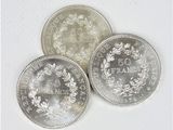 trois pièces empilées les unes sur les autres sur une surface blanche