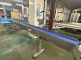 un tapis roulant au milieu d'une usine