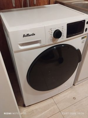 un lave-linge et un sèche-linge blancs dans une petite cuisine