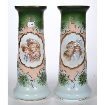 deux vases ornés d'images d'enfants, placés l'un à côté de l'autre