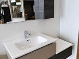 une salle de bain avec un lavabo, un miroir et des toilettes