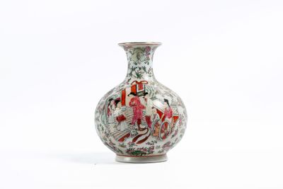un vase orné d'une peinture posé sur une surface blanche
