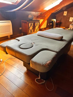 une photo d'une chambre avec un lit et un radiateur